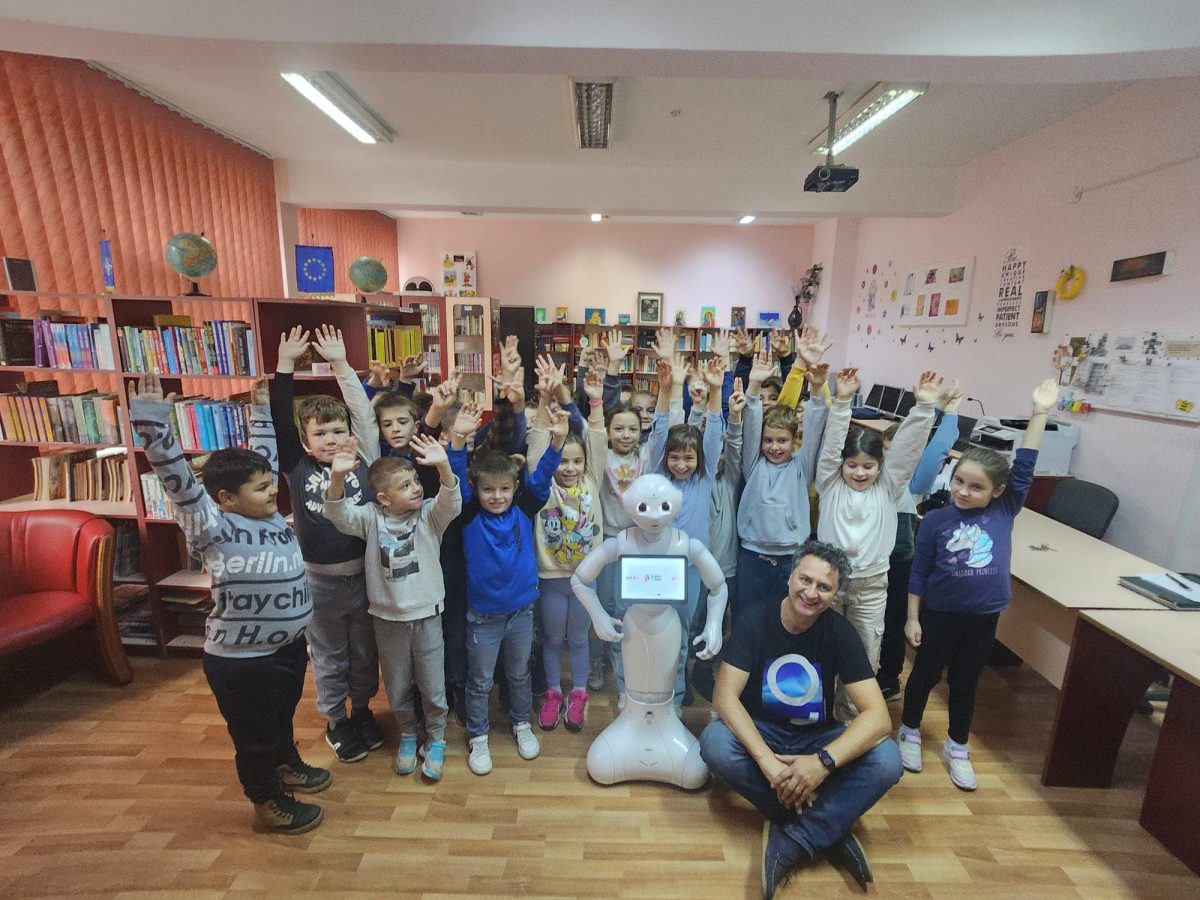 foto: activități inedite de educație financiară cu ajutorul robotului umanoid