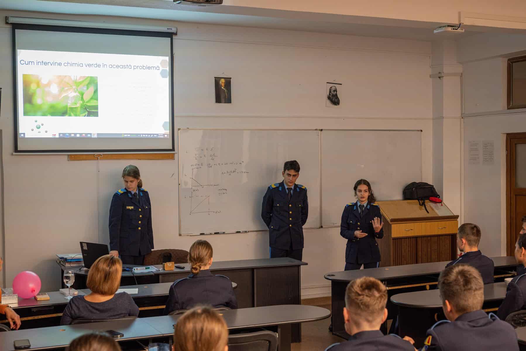 foto: experimente inedite de fizică și chimie, la colegiul militar