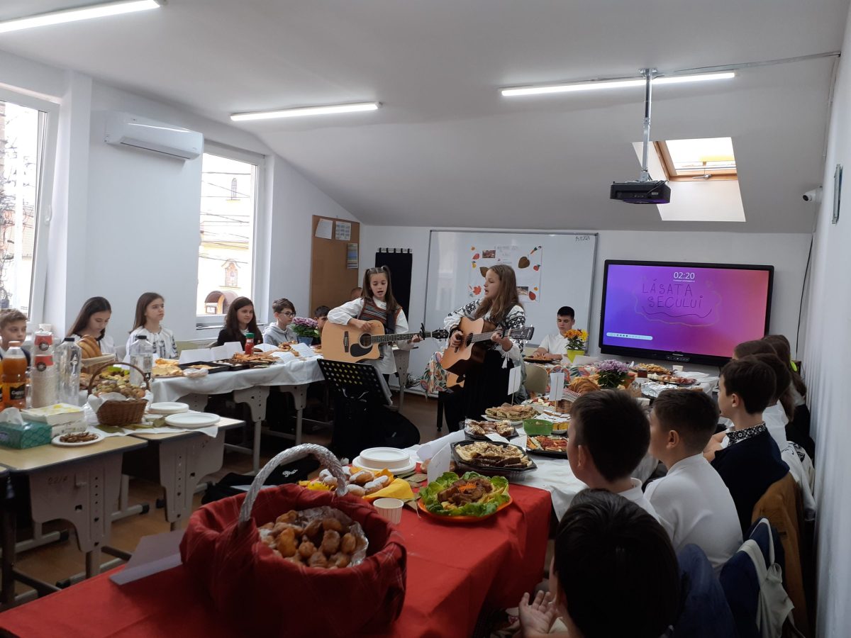 foto: expoziție culinară de „lăsatul secului”, la Școala gimnazială „avram