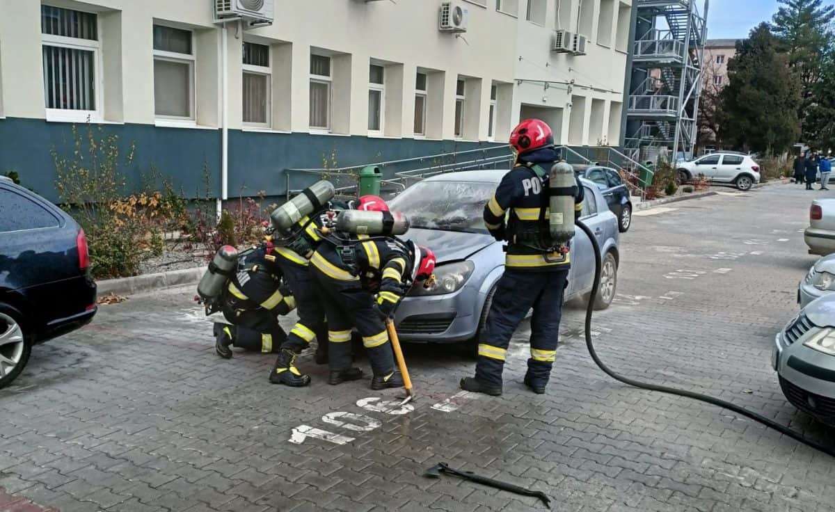 foto incendiu în parcarea spitalului din alba iulia: un autoturism