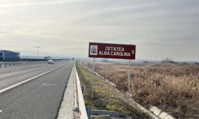 foto: plăcuțe turistice cu cetatea alba carolina, amplasate pe autostrada