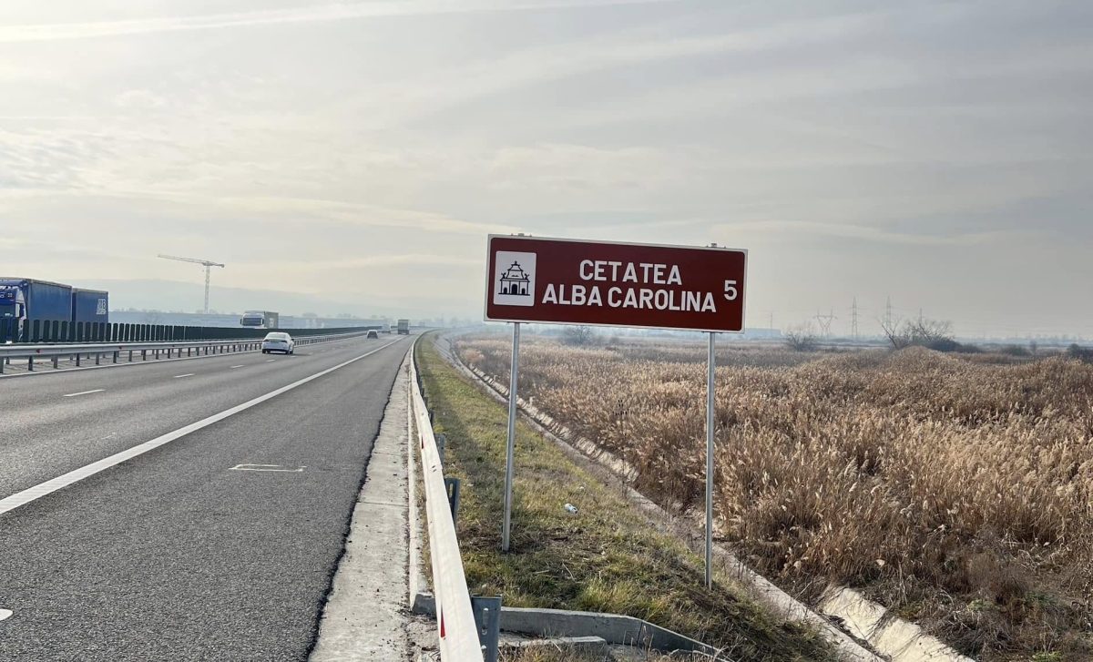 foto: plăcuțe turistice cu cetatea alba carolina, amplasate pe autostrada