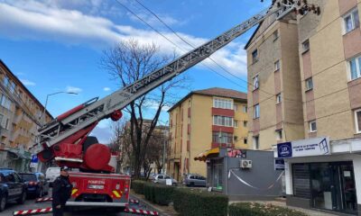 foto: pompierii din alba iulia intervin cu autoscara pe o