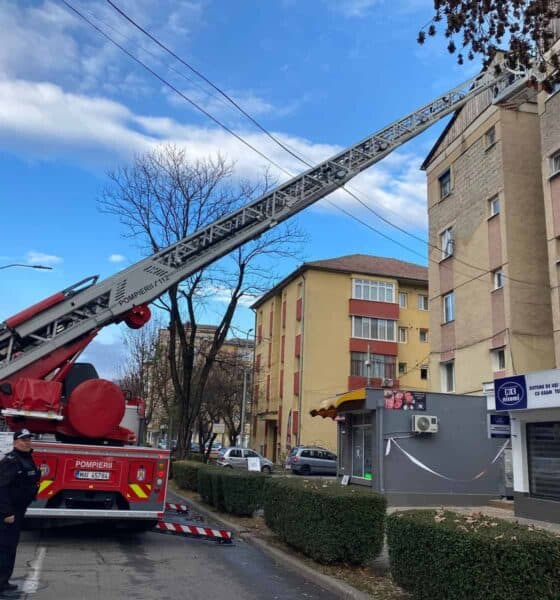 foto: pompierii din alba iulia intervin cu autoscara pe o