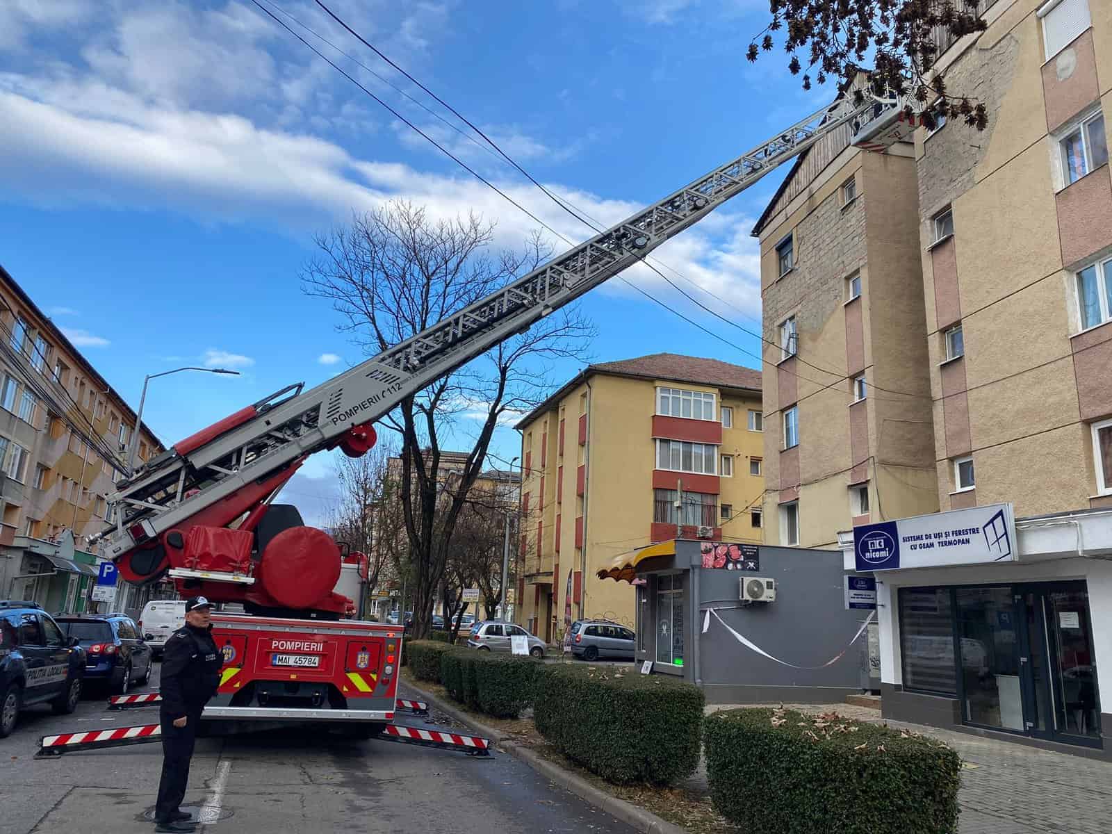 foto: pompierii din alba iulia intervin cu autoscara pe o