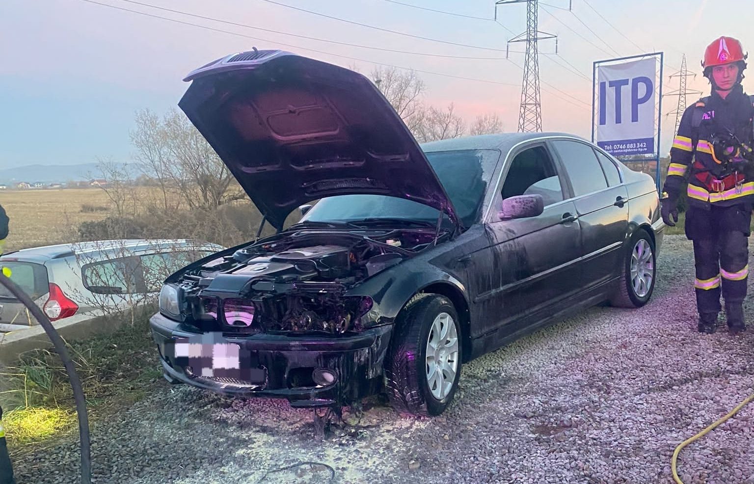 foto: un autoturism a luat foc la ieșirea din micești.