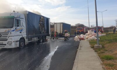 foto: un camion plin cu hârtie igienică a luat foc