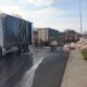 foto: un camion plin cu hârtie igienică a luat foc