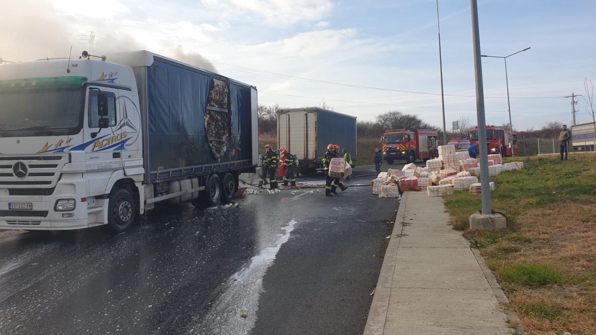 foto: un camion plin cu hârtie igienică a luat foc