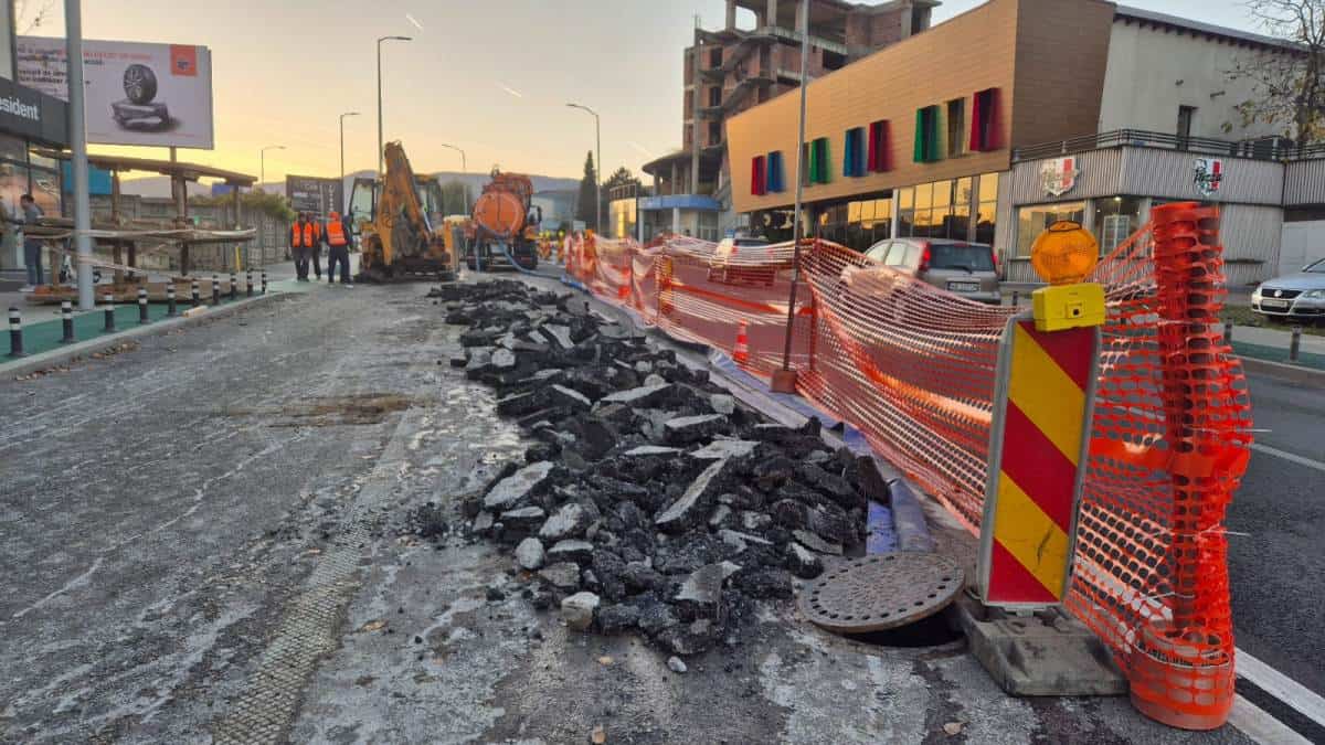 foto video: lucrări de înlocuire a conductei de canalizare pe bulevardul