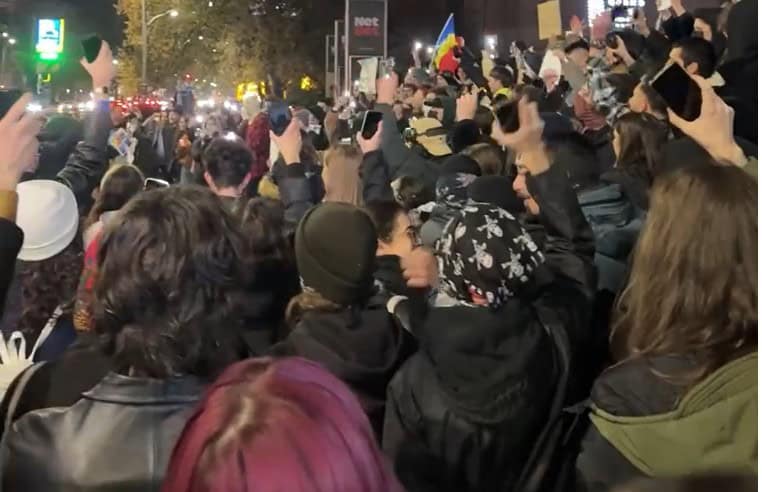 protest la bucurești: sute de tineri îl contestă pe călin