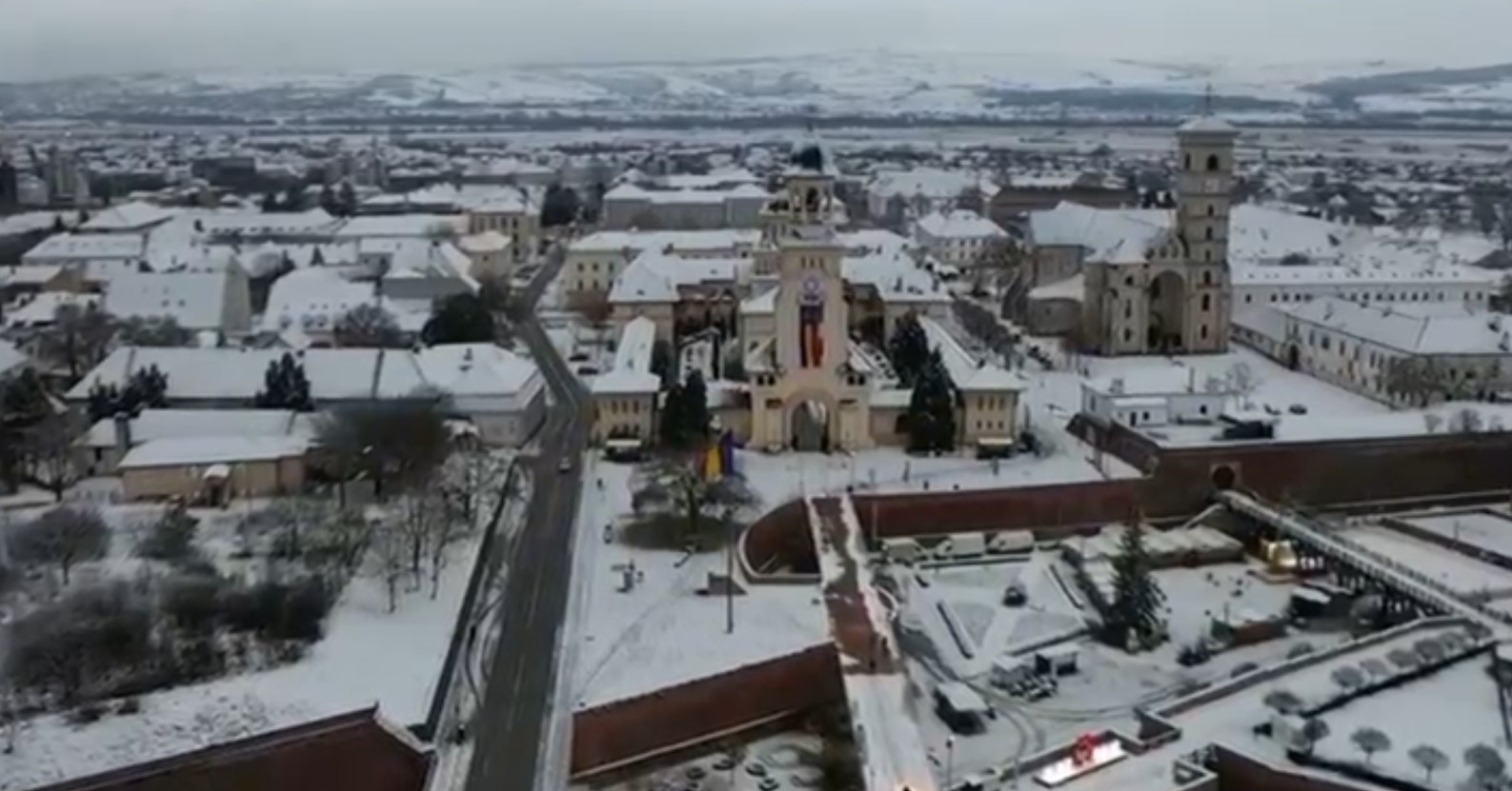 video aerian: cetatea alba carolina a îmbrăcat haine de sărbătoare.