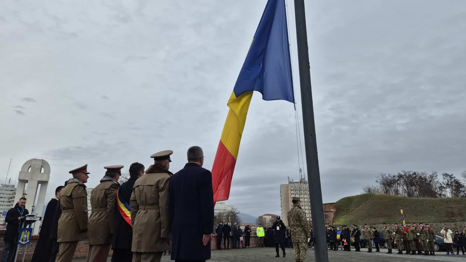 video: arborarea drapelului național al româniei, în piața tricolorului din