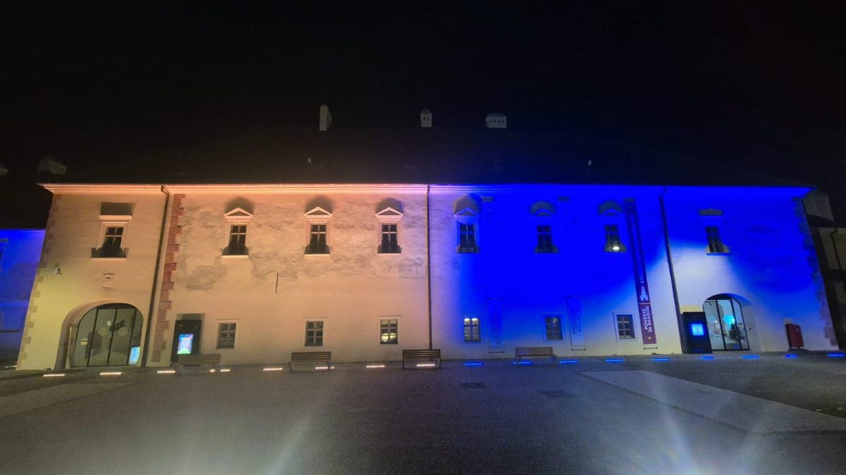 video: palatul principilor din alba iulia iluminat în culorile steagului