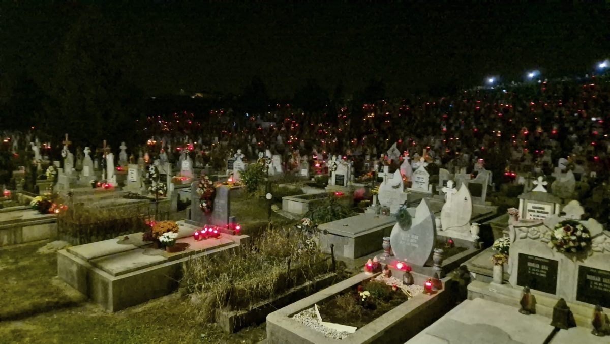 video ziua morților, luminația: candele aprinse în cimitirul din alba