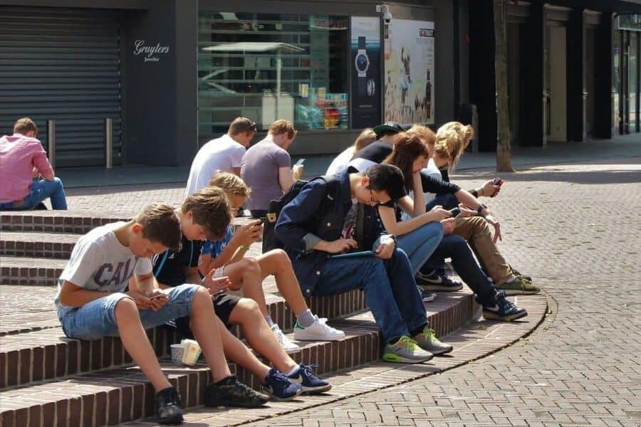 „throning”, noua modă toxică în relațiile dintre tinerii din ”generația