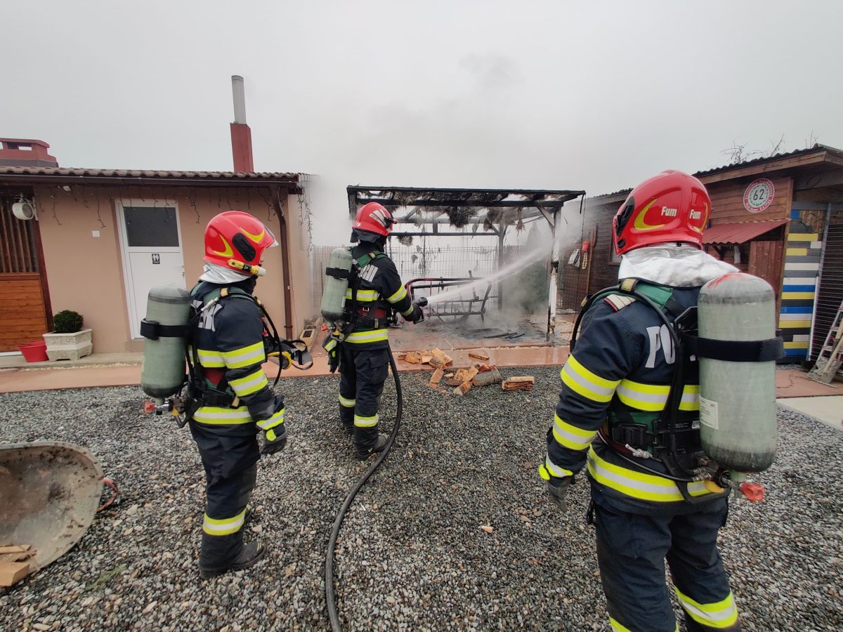 foto incendiu la alba iulia, pe strada turnătoriei. o anexă