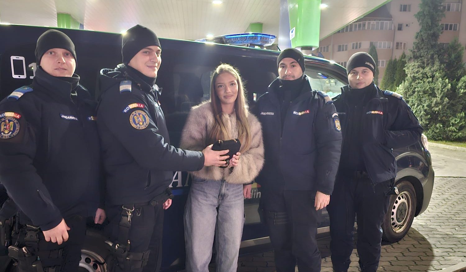 foto: jandarmii din alba iulia au găsit o geantă cu