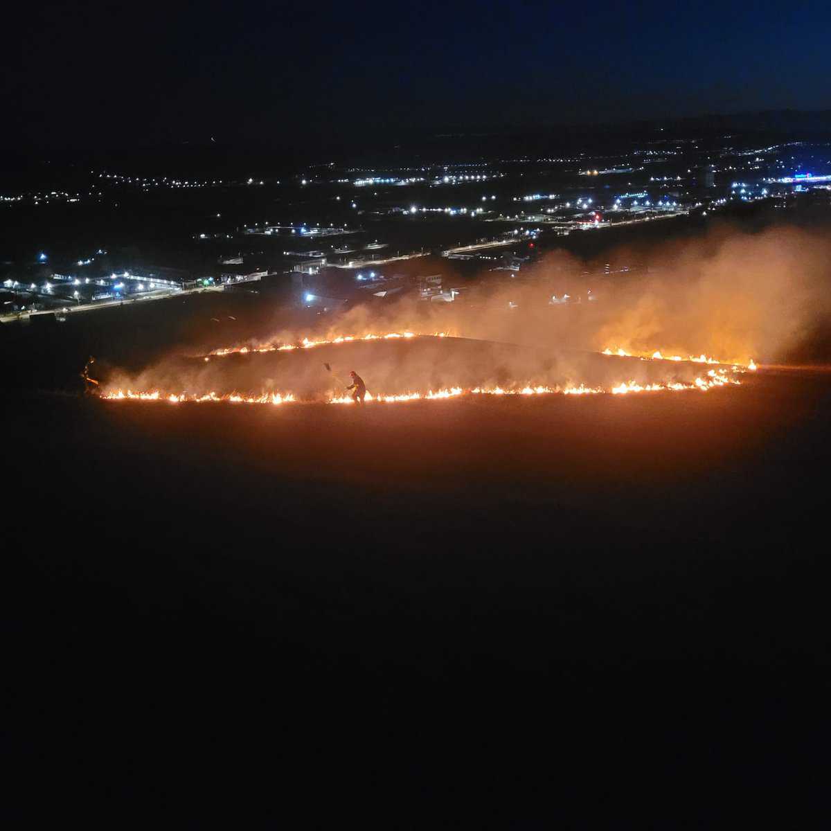 foto video: incendiu de vegetație la ieșirea din alba iulia spre