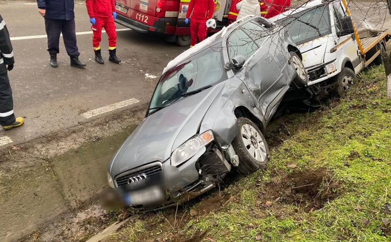 accident pe drumul spre vorona. impact între o autoutilitară care