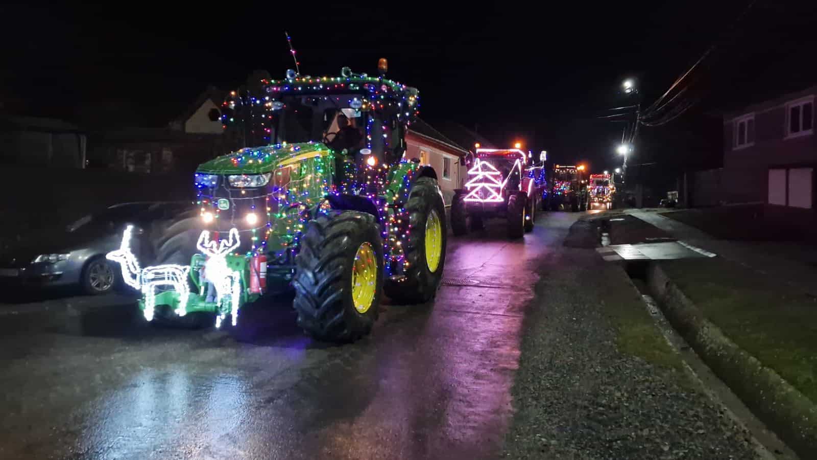 video: defilare a utilajelor agricole împodobite de crăciun și o