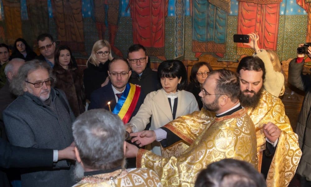 foto: depunere de jerbe de flori și te deum, la biserica