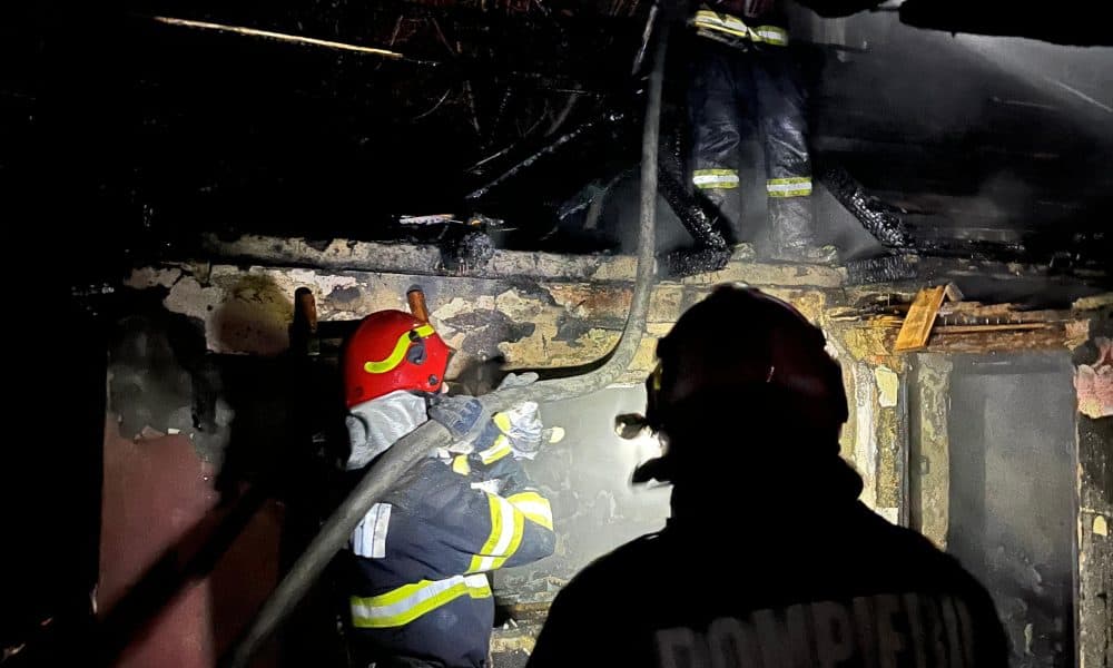 incendiu lângă dorohoi! un grajd s a făcut scrum, pompierii au