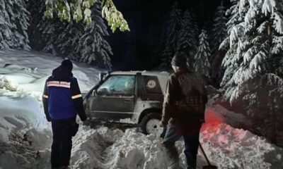 foto: două persoane au rămas blocate în zăpadă, cu autoturismul,