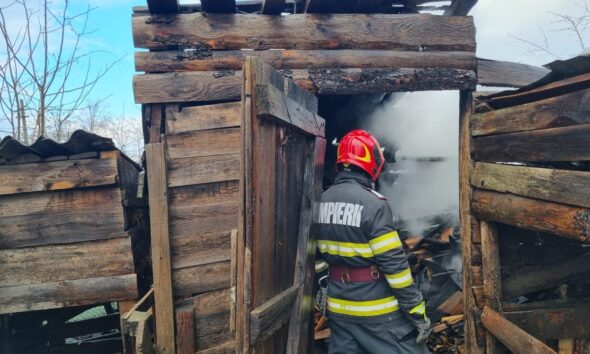 foto incendiu în localitatea petrești: o anexă gospodărească, cuprinsă de