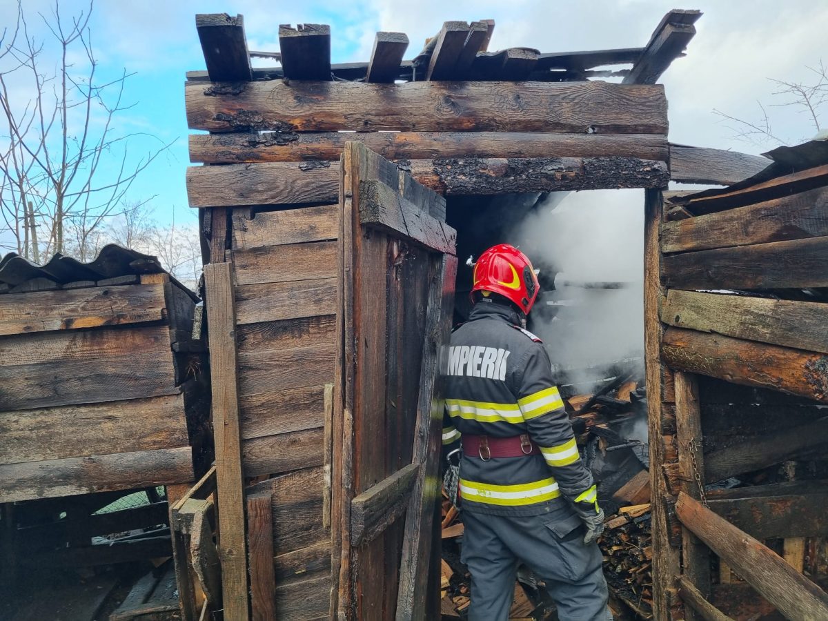 foto incendiu în localitatea petrești: o anexă gospodărească, cuprinsă de