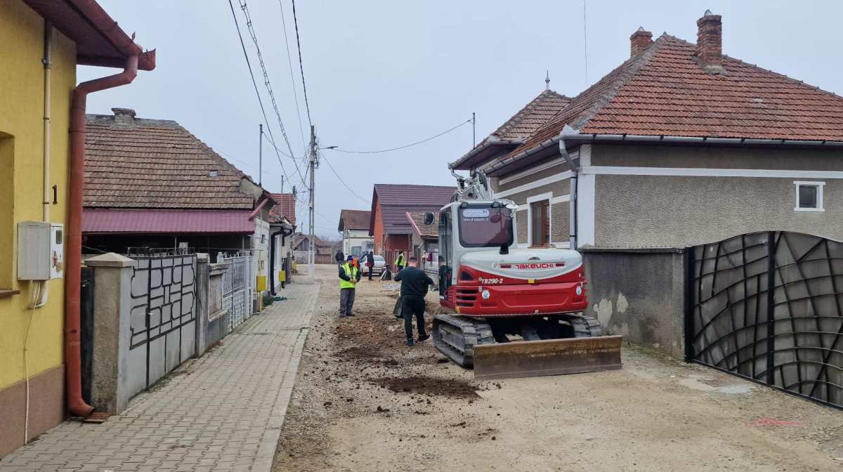 foto: lucrări de modernizare pe o stradă din teiuș. precizările