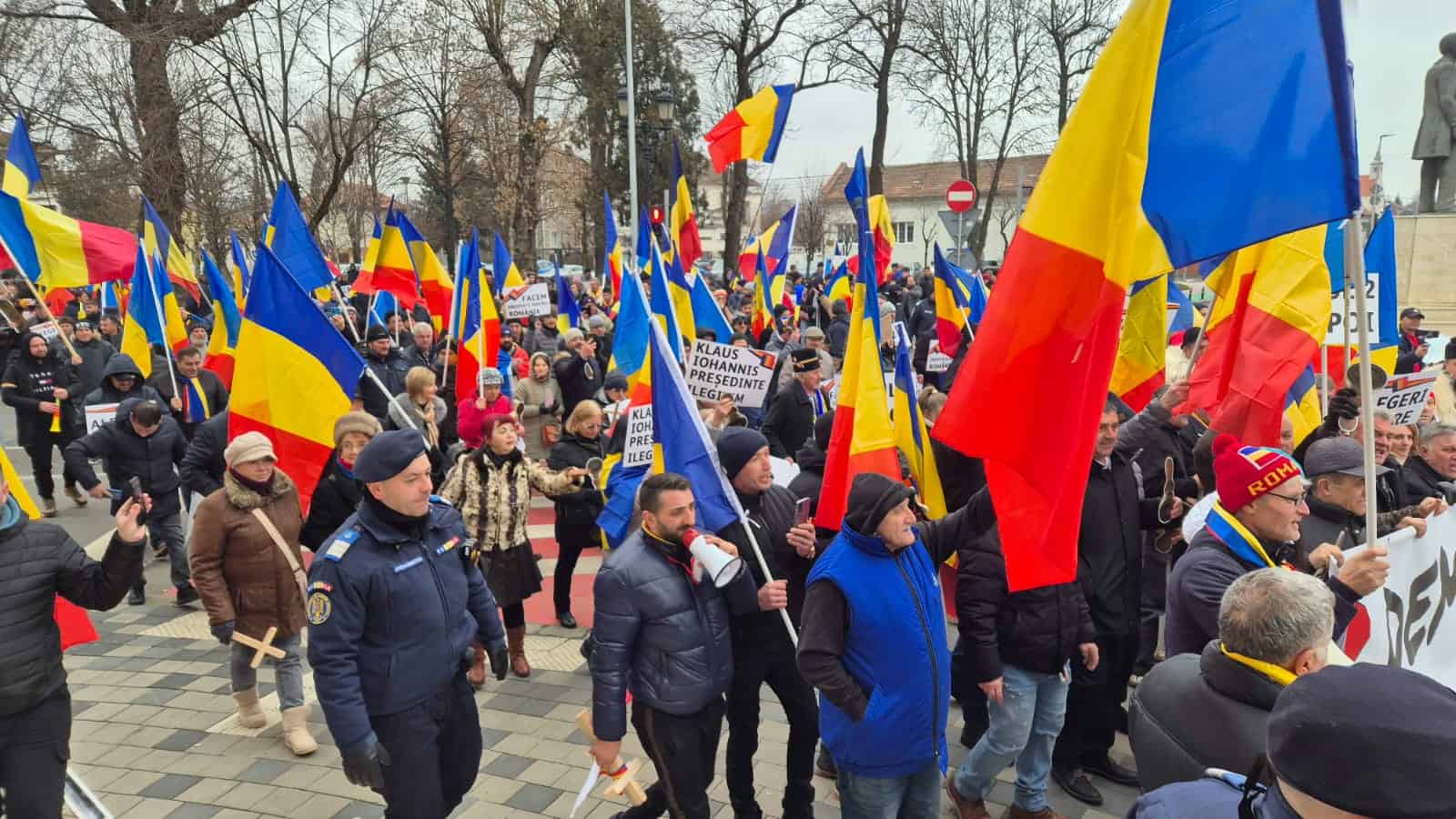 foto video: protest aur în fața prefecturii din alba iulia, urmat