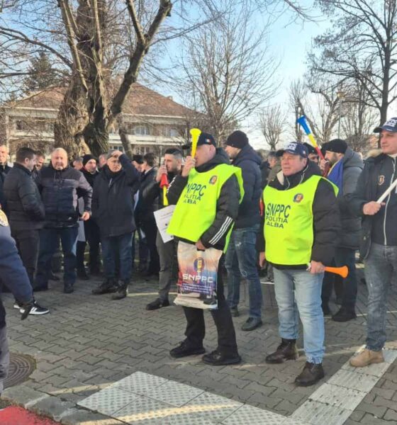 live video: protest de amploare al polițiștilor din alba, împotriva