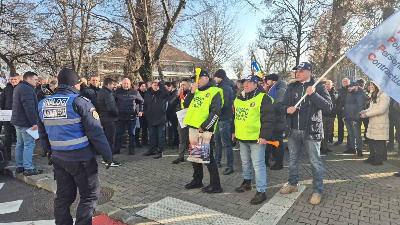 live video: protest de amploare al polițiștilor din alba, împotriva