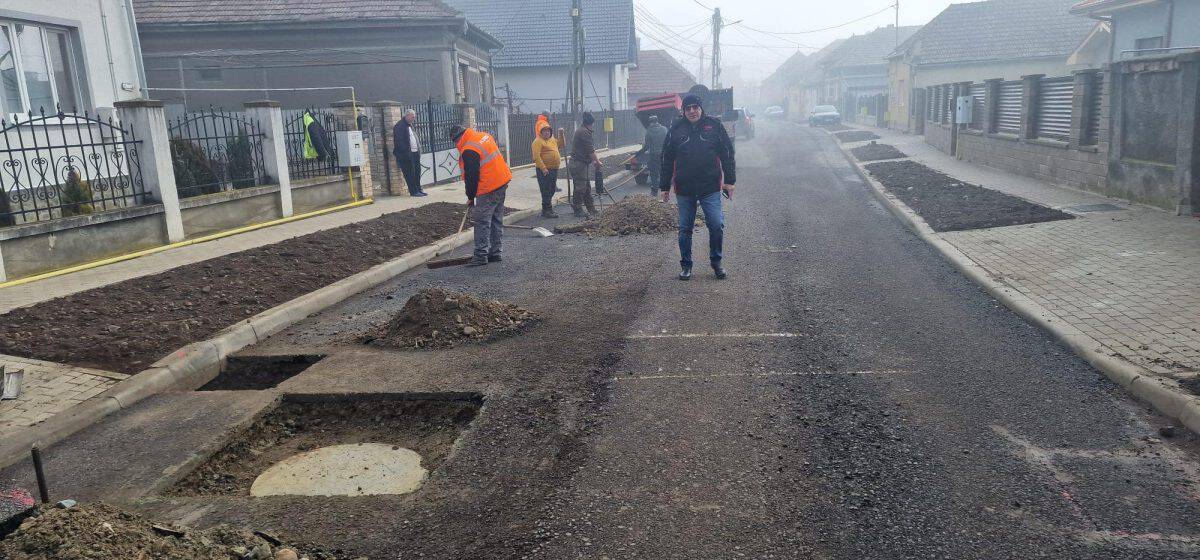 lucrările de modernizare pe strada mihail kogălniceanu din teiuș, aproape