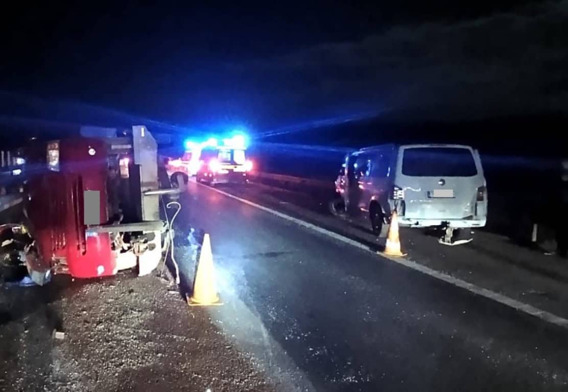 update foto: două accidente pe autostrada a1 sebeș sibiu. microbuz răsturnat