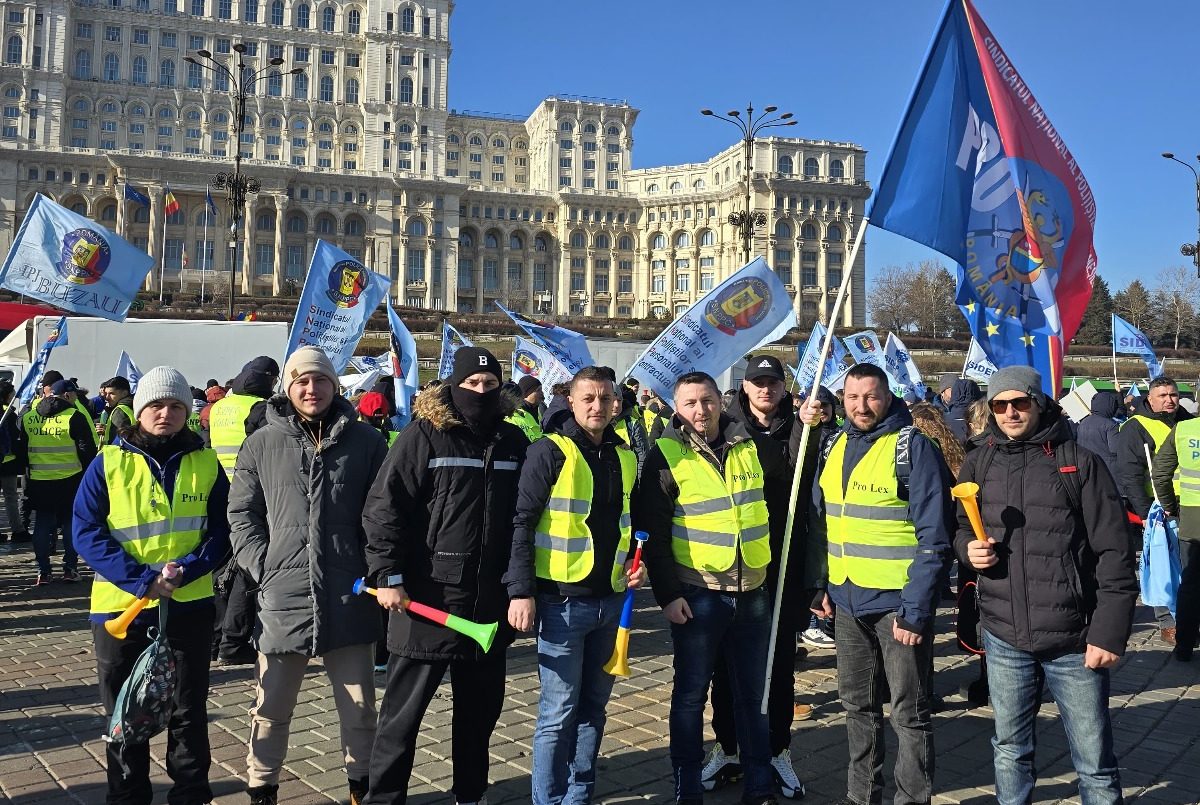 video 70 de polițiști din alba, la protestul de amploare