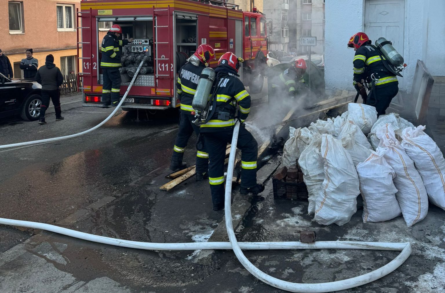 video: incendiu la câmpeni. focul a fost stins de pompieri