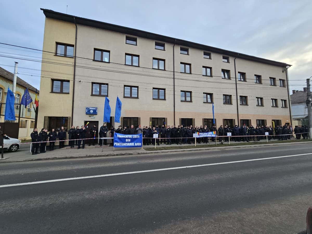 video: protest în fața penitenciarului aiud. polițiștii de penitenciar vor