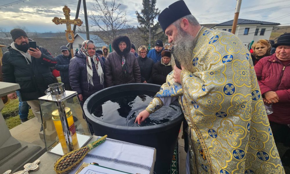 foto&video: credincioșii din stăuceni au umplut biserica din localitate până