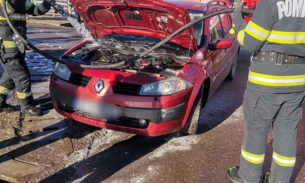 o mașină a luat foc în mers, la tocileni. Șoferul