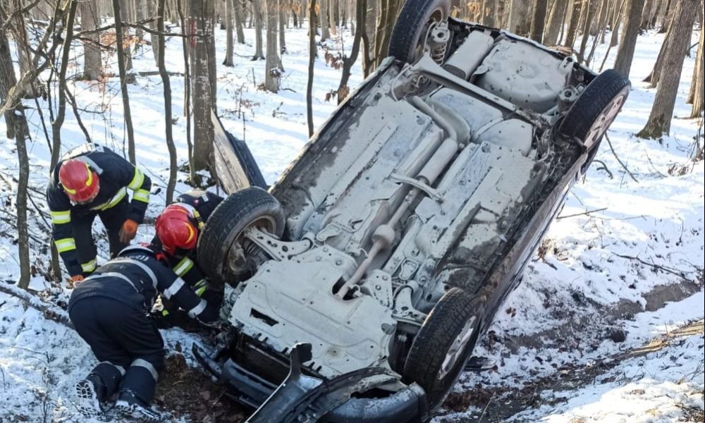 foto: accident la vârfu câmpului! mașină răsturnată pe cupolă, într un