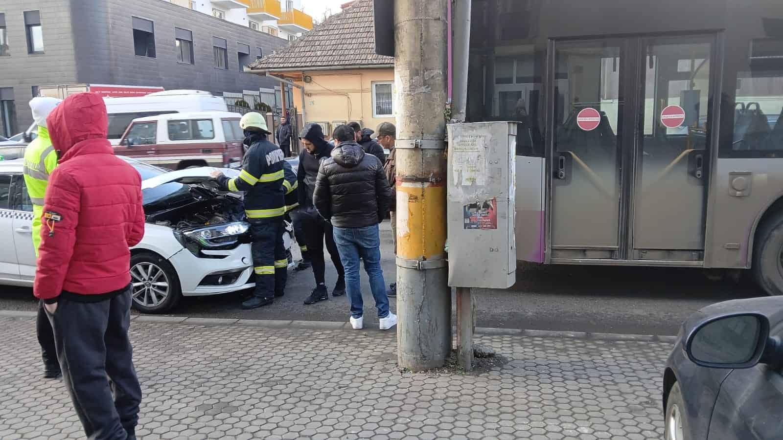 accident autobuz taxi 1.jpeg