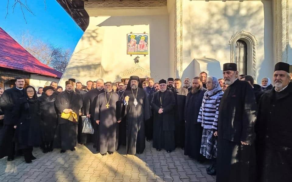 foto: slujbă emoționantă la drăgușeni! ps nichifor botoșăneanul, prezent la