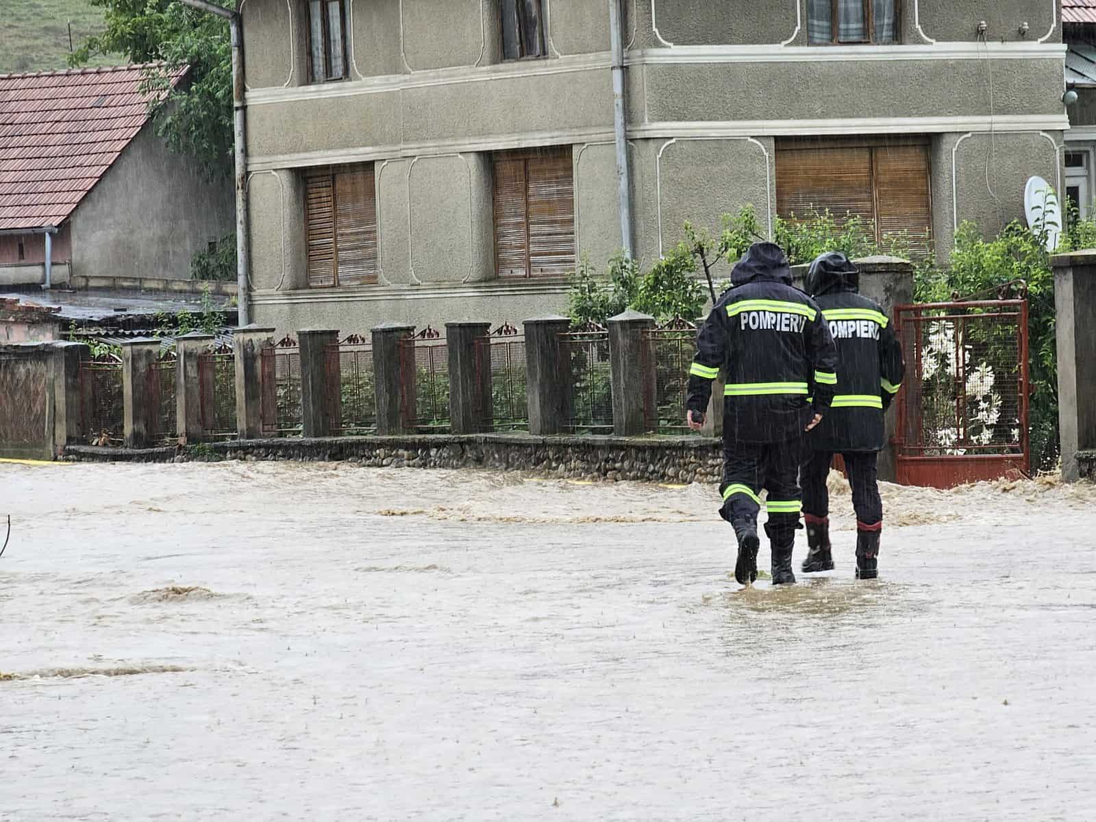 ajutoare ”de urgență” pentru locuitorii din ighiu. conserve, pateuri și