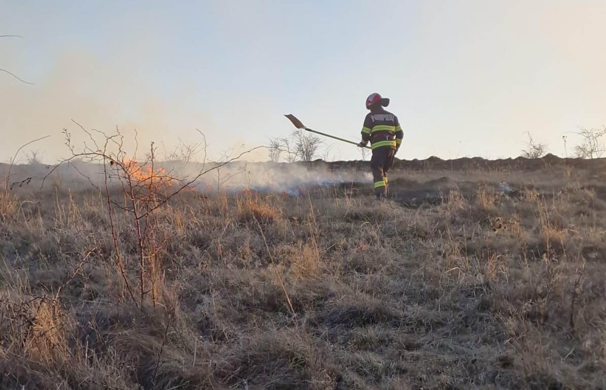 atenționare isu alba: incendierea vegetației uscate este strict interzisă. se