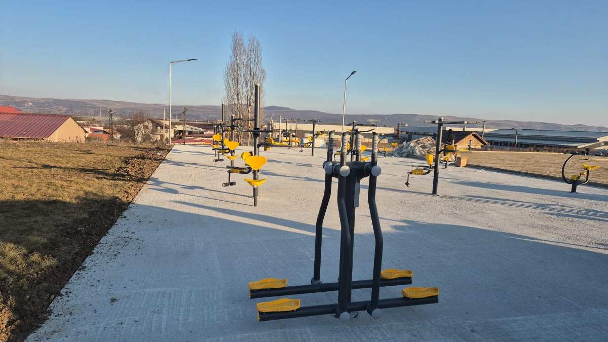 foto: aparate pentru fitness în aer liber, montate la teiuș.