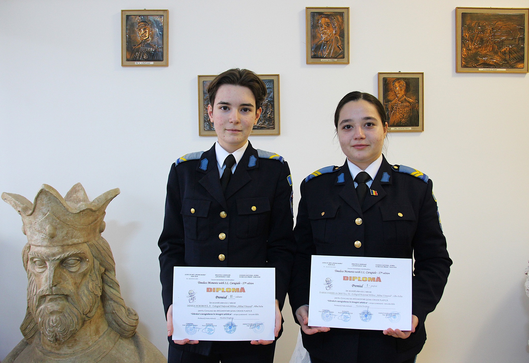 foto: două eleve de la colegiul militar din alba iulia,