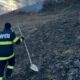 foto: incendiu de vegetație uscată în certege, câmpeni. pompierii au