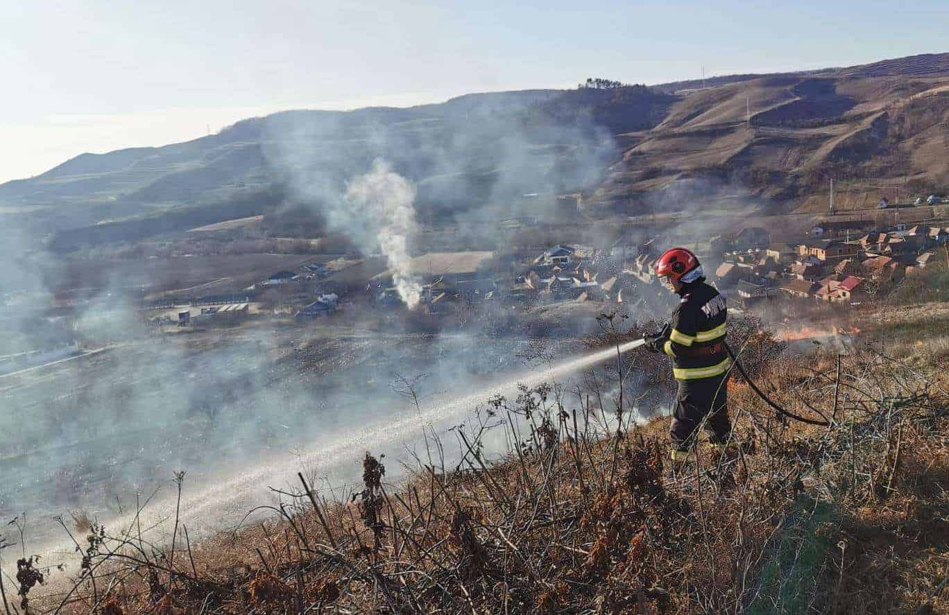 foto: incendiu de vegetație uscată în municipiul blaj. intervin pompierii,